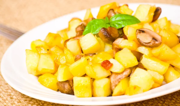 Batatas fritas com cogumelos — Fotografia de Stock