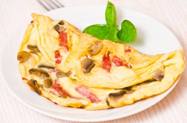 mantar ve salamlı omlet