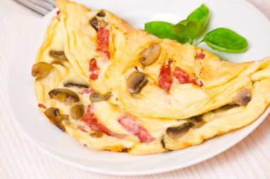 mantar ve salamlı omlet