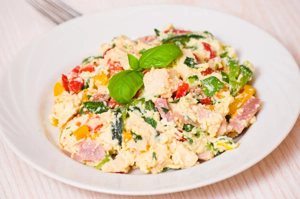 Salada com peito de frango, presunto, queijo, ovo e legumes — Fotografia de Stock