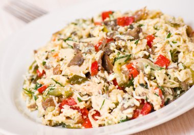 tavuk, mantar, yumurta, peynir, sebze salatası