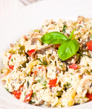 tavuk, mantar, yumurta, peynir, sebze salatası