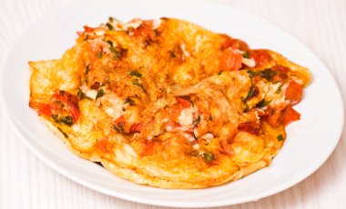 domates, peynir ve fesleğen ile omlet