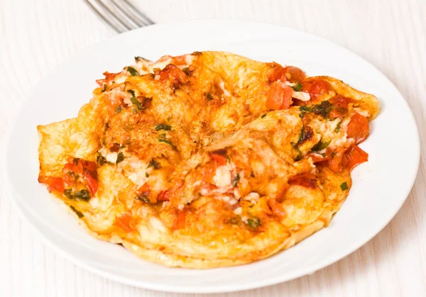 Omelette with tomatoes, cheese and basil — Stock Photo, Image