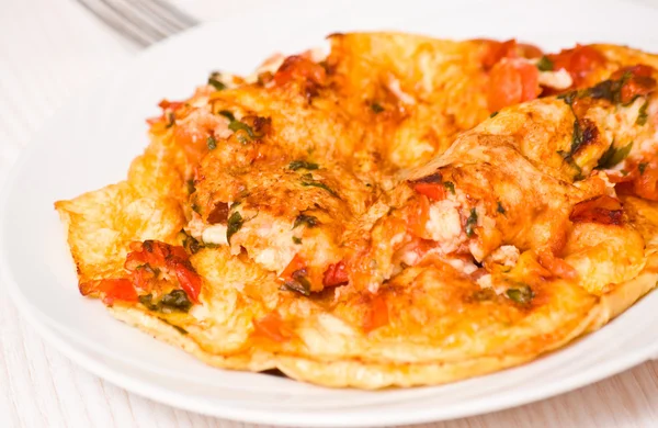 Omelette with tomatoes, cheese and basil — Stock Photo, Image