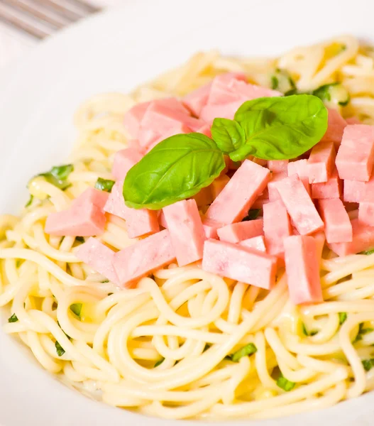 Espaguete com presunto, queijo e manjericão — Fotografia de Stock