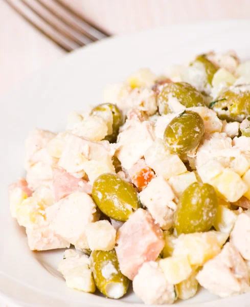 Ensalada con pollo, jamón, patatas y aceitunas —  Fotos de Stock