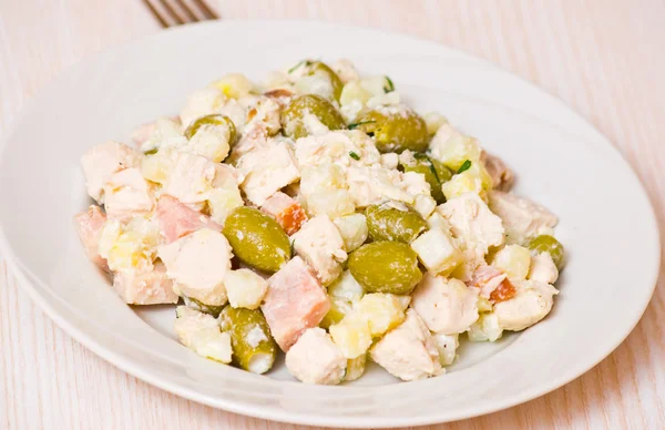 Salat mit Huhn, Schinken, Kartoffeln und Oliven — Stockfoto