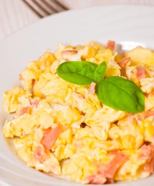 Scrambled eggs with ham and cheese — Stock Photo, Image