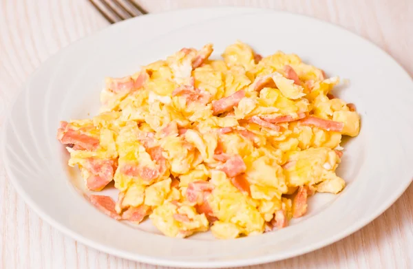 Huevos revueltos con jamón y queso — Foto de Stock