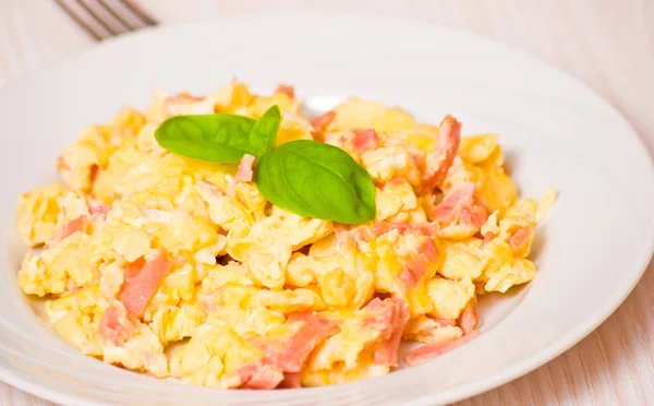 Scrambled eggs with ham and cheese — Stock Photo, Image