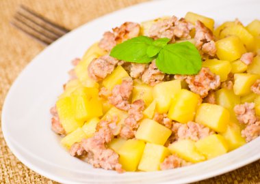 Kıyılmış et ile patates