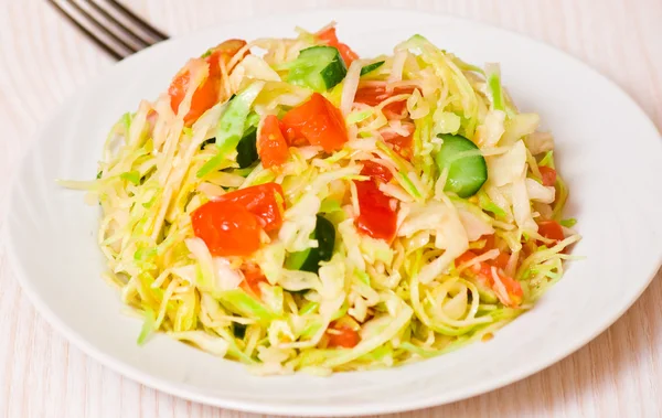 Ensalada de verduras frescas con col —  Fotos de Stock