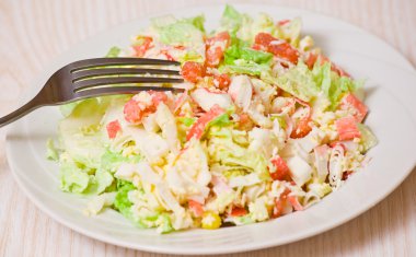 Karides ve sebzeli taze salata.