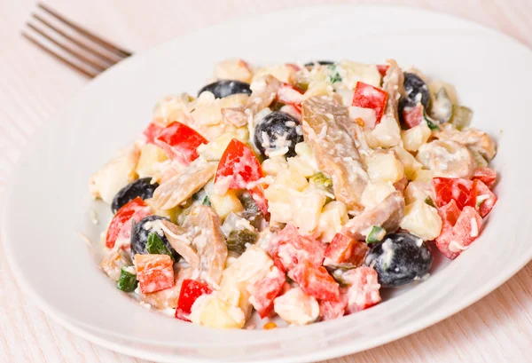 Fresh vegetable salad with mushrooms and olives — Stock Photo, Image