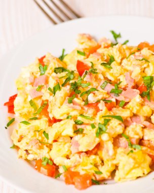 omlet jambon ve sebze ile