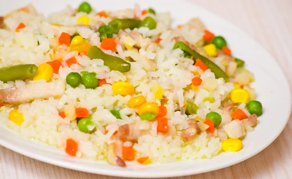 Carne com arroz e legumes — Fotografia de Stock