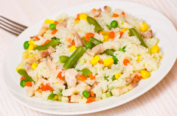 Fleisch mit Reis und Gemüse — Stockfoto