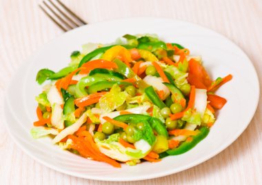 Taze sebze salatası.