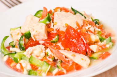 Tavuk ve sebzeli salata.