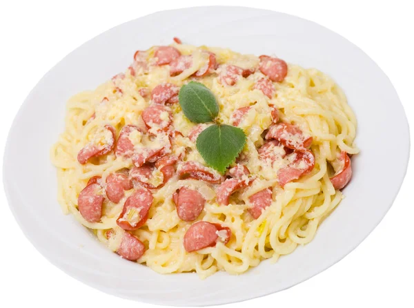 Спагетти с копченой колбасой и сливочным соусом — стоковое фото