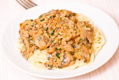 mantar ve kıyılmış etli makarna