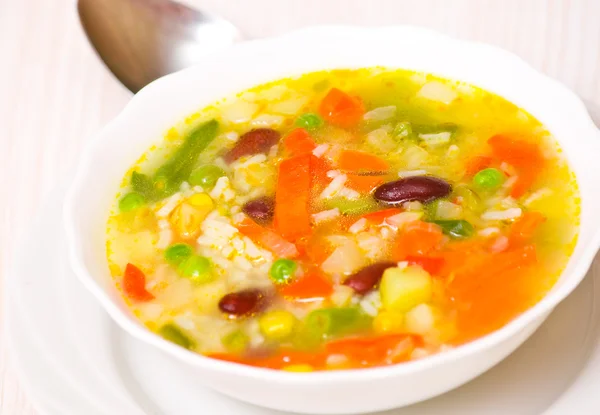 Sopa de verduras frescas — Foto de Stock