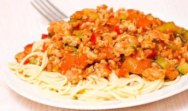 Спагетті з фаршем та овочами — стокове фото