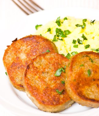köfteleri patates püresi ile