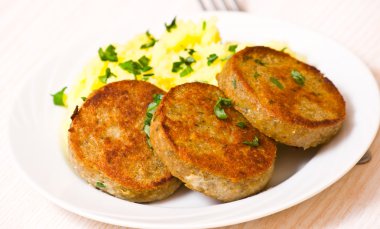 köfteleri patates püresi ile