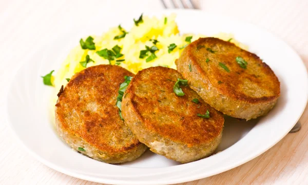 Fishcakes met aardappelpuree — Stockfoto