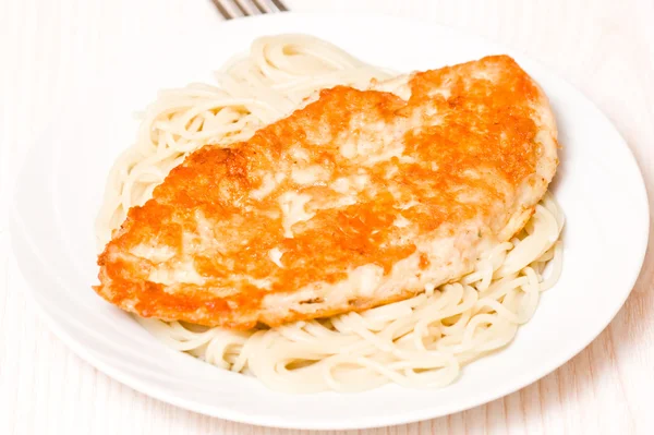 Spagetti ile tavuk göğsü — Stok fotoğraf