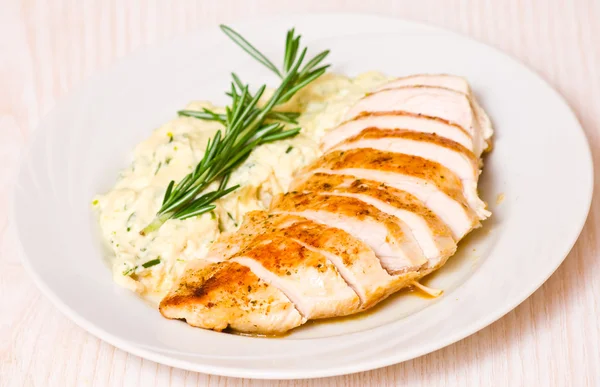 Chicken breast with garnish — Stock Photo, Image