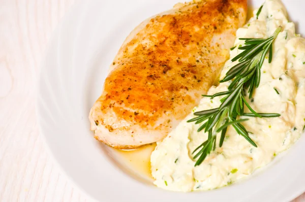 Chicken breast with garnish — Stock Photo, Image