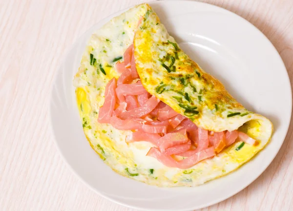 Omelette mit geräuchertem Fleisch — Stockfoto