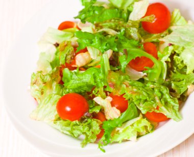 kiraz domates ile taze karışık salata yaprakları