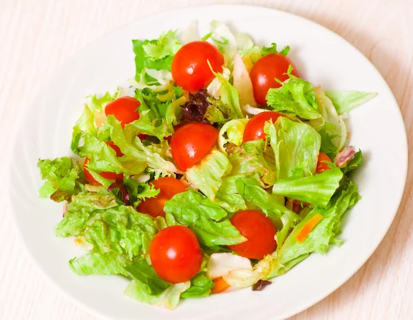 Feuilles de salade fraîches mélangées aux tomates cerises — Photo