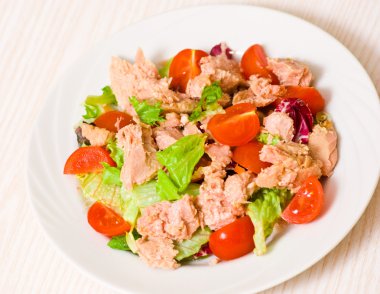 farklı sebze ile ton balıklı salata