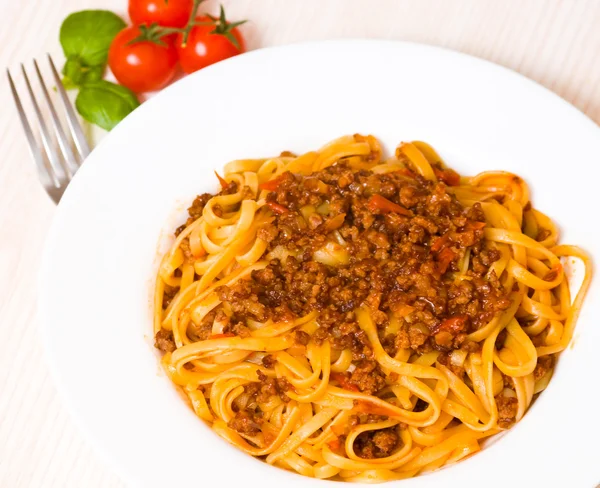 Boloňské špagety na bílé desce — Stock fotografie