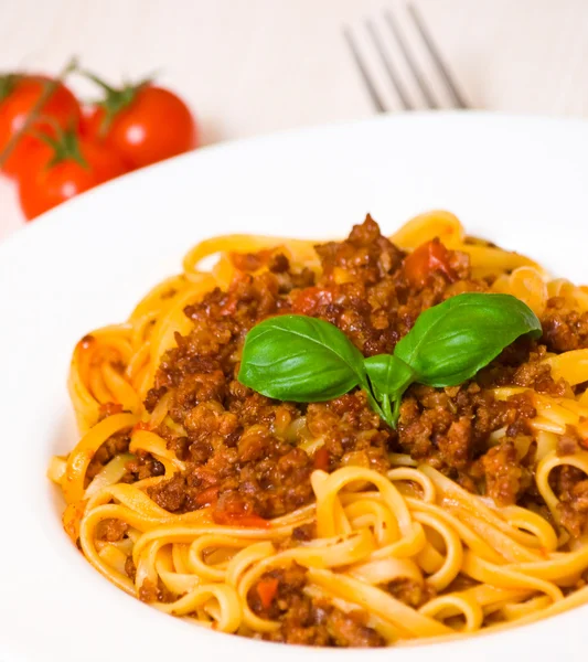 Спагетті Болоньєзе на білій тарілці — стокове фото