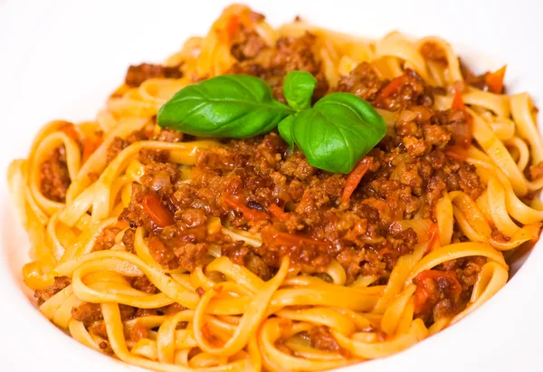 Spaghetti Bolognese auf weißem Teller — Stockfoto