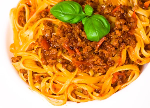 Spaghetti alla bolognese su piatto bianco — Foto Stock