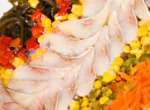 Darab hal zöldségekkel és tengeri moszat — Stock Fotó