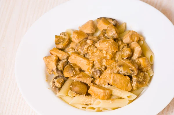 Penne pasta met paddestoel en kipfilet — Stockfoto