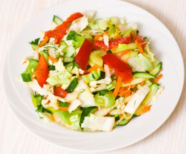 Taze sebze salatası.