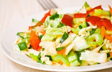 Taze sebze salatası.