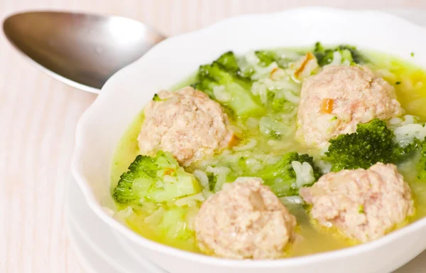 Суп з фрикадельками, рисом та овочами — стокове фото