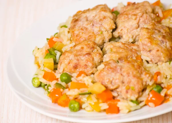 Almôndegas com arroz e legumes — Fotografia de Stock