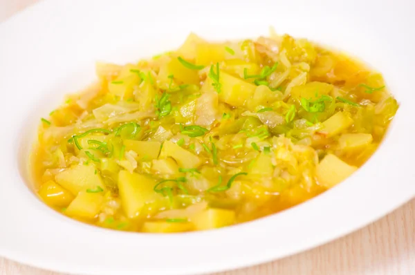 Zuppa di verdure con cavolo e patate — Foto Stock