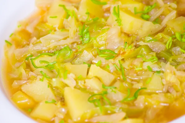 Овочевий суп з капустою та картоплею — стокове фото